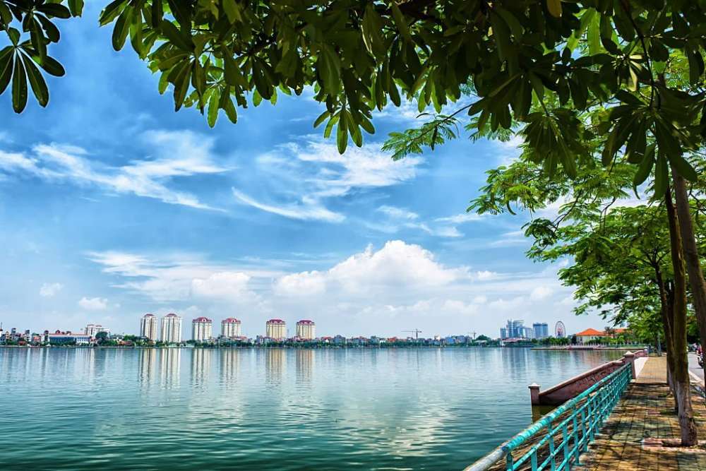 Le lac de l'Ouest est vaste et rêveur au cœur de Hanoi